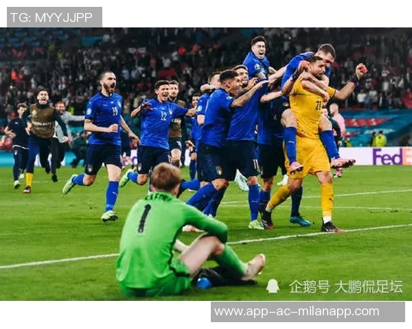 意大利足球队海报发布多纳鲁马巴雷拉雷特吉携手展现无悔拼搏精神